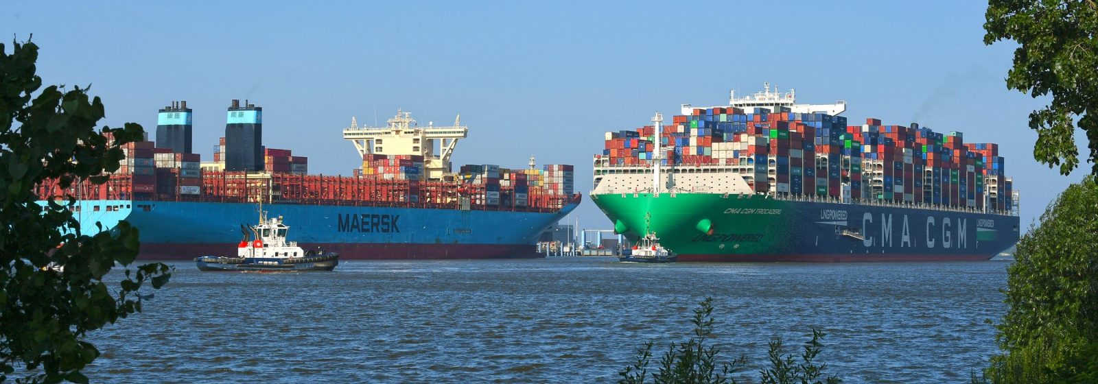 Twee megamaxschepen uit de trade tussen China en Noord-Europa op de Elbe